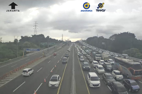 Kepadatan arus lalu lintas terjadi di Tol Jakarta-Cikampek pada Senin (31/3/2025). Foto: Dok. CCTV Jasa Marga