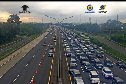 Kepadatan arus lalu lintas terjadi di Tol Jakarta-Cikampek pada Senin (31/3/2025). Foto: Dok. CCTV Jasa Marga