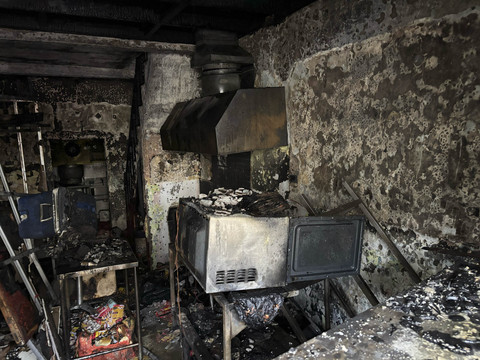 Tampak dalam gerai ayam goreng cepat saji yang terbakar di Jalan Al Barkah I, Manggarai, Jakarta Selatan pada Senin (31/1/2025). Foto: Abid Raihan/kumparan