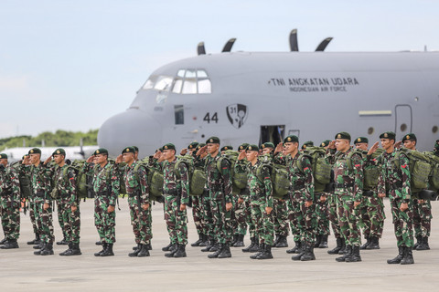 Prajurit Tim Advance mengikuti Apel Cek Kesiapan Pemberangkatan ke Myanmar di Lanud Halim Perdanakusuma, Jakarta, Senin (31/3/2025). Foto: Asprilla Dwi Adha/ANTARA FOTO
