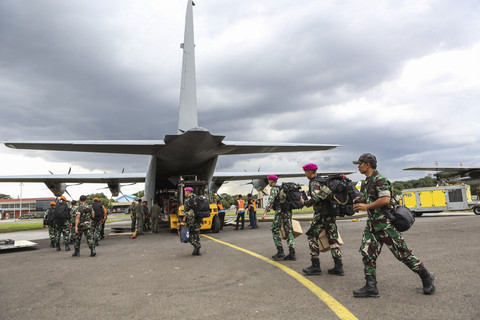 Prajurit Tim Advance (Tim Aju) menuju pesawat Hercules C-130 untuk menjalankan misi kemanusiaan ke Myanmar di Lanud Halim Perdanakusuma, Jakarta, Senin (31/3/2025). Foto: Asprilla Dwi Adha/ANTARA FOTO