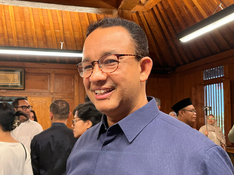 Gubernur Jakarta periode 2017-2022 Anies Baswedan menjawab peryanyaan wartawan di Padepo, Lebak Bulus, Jakarta Selatan, Senin (31/3/2025).  Foto: Alya Zahra/kumparan 