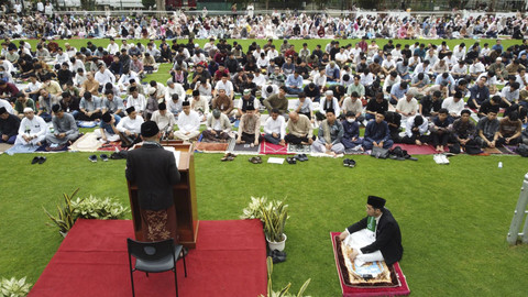 Warga Negara Indonesia (WNI) melaksakan salat id di Bangkok, Thailand, Senin (31/3/2025). Foto: Dok. KBRI Bangkok