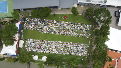 Warga Negara Indonesia (WNI) melaksakan salat id di Bangkok, Thailand, Senin (31/3/2025). Foto: Dok. KBRI Bangkok