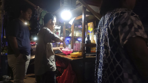 Suasana makan di gerobak bakso Bang Ifan yang ada di pinggir jalan kawasan Jalan Raden Saleh, Jakpus, Senin (31/3/2025). Foto: Thomas Bosco/kumparan