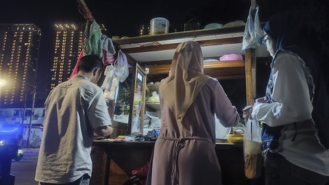 Suasana makan di gerobak bakso Bang Ifan yang ada di pinggir jalan kawasan Jalan Raden Saleh, Jakpus, Senin (31/3/2025). Foto: Thomas Bosco/kumparan