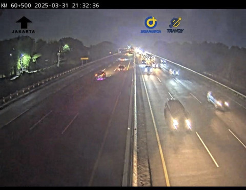 Arus lalu lintas di Tol Jakarta-Cikampek pada Senin (31/3/2025) malam. Foto: Dok. CCTV Jasa Marga