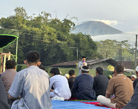 Suasana salat Id di Lapangan Manunggal, Desa Kotayasa, Banyumas, di bawah kaki Gunung Slamet, Senin (31/3/2025). Foto: Ahmad Fawwaz/kumparan