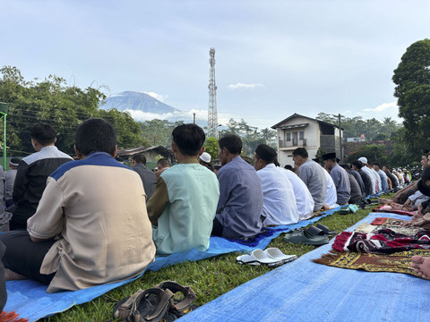 Suasana salat Id di Lapangan Manunggal, Desa Kotayasa, Banyumas, di bawah kaki Gunung Slamet, Senin (31/3/2025). Foto: Ahmad Fawwaz/kumparan