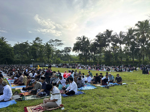Suasana salat Id di Lapangan Manunggal, Desa Kotayasa, Banyumas, di bawah kaki Gunung Slamet, Senin (31/3/2025). Foto: Ahmad Fawwaz/kumparan