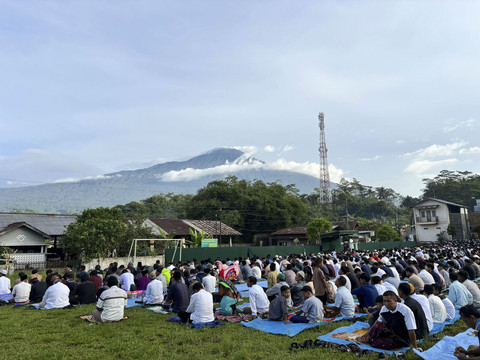 Suasana salat Id di Lapangan Manunggal, Desa Kotayasa, Banyumas, di bawah kaki Gunung Slamet, Senin (31/3/2025). Foto: Ahmad Fawwaz/kumparan