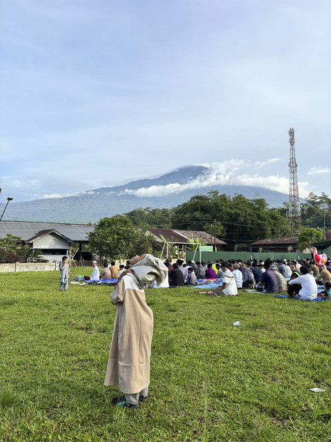 Suasana salat Id di Lapangan Manunggal, Desa Kotayasa, Banyumas, di bawah kaki Gunung Slamet, Senin (31/3/2025). Foto: Ahmad Fawwaz/kumparan