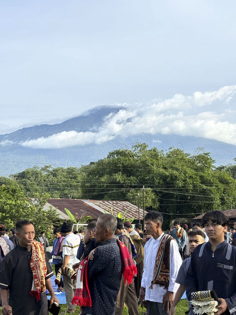 Suasana salat Id di Lapangan Manunggal, Desa Kotayasa, Banyumas, di bawah kaki Gunung Slamet, Senin (31/3/2025). Foto: Ahmad Fawwaz/kumparan