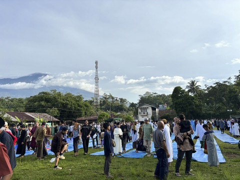 Suasana salat Id di Lapangan Manunggal, Desa Kotayasa, Banyumas, di bawah kaki Gunung Slamet, Senin (31/3/2025). Foto: Ahmad Fawwaz/kumparan
