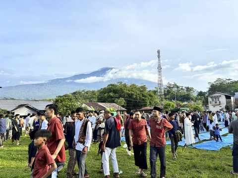 Suasana salat Id di Lapangan Manunggal, Desa Kotayasa, Banyumas, di bawah kaki Gunung Slamet, Senin (31/3/2025). Foto: Ahmad Fawwaz/kumparan