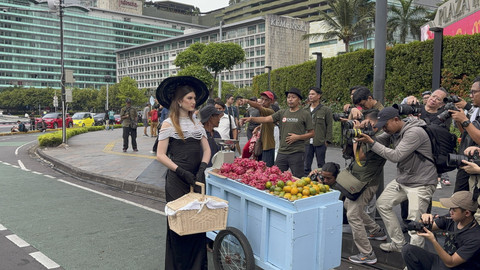 Sejumlah fotografer memotret model di kawasan Bundaran HI, Jakarta, Selasa (1/4/2025). Foto: Abid Raihan/kumparan