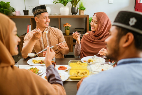 Makanan tinggi lemak yang disajikan saat Lebaran bisa memicu panas dalam. Foto: Shutterstock