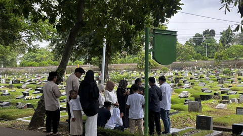 Suasana TPU Tanah Kusir, Pesanggrahan, Jakarta Selatan Hari ke-2 Lebaran, Selasa (1/4/2025).  Foto: Rayyan Farhansyah/kumparan