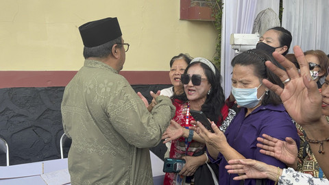 Wakil Gubernur Jakarta, Rano Karno menyapa warga yang telah datang ke Open Housenya di Warung Bang Doel, Lebak Bulus, Jakarta Selatan pada Selasa (1/4/2025).  Foto: Dok. CCTV Jasa Marga