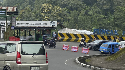 Arus kendaraan di kawasan wisata Puncak, Cipanas, Kabupaten Cianjur, Jawa Barat di lakukan buka tutup imbas pemberlakuan sistem satu arah dari Bogor menuju Cianjur, Selasa (1/4/2025). Foto: Dok. kumparan