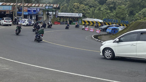 Arus kendaraan di kawasan wisata Puncak, Cipanas, Kabupaten Cianjur, Jawa Barat di lakukan buka tutup imbas pemberlakuan sistem satu arah dari Bogor menuju Cianjur, Selasa (1/4/2025). Foto: Dok. kumparan
