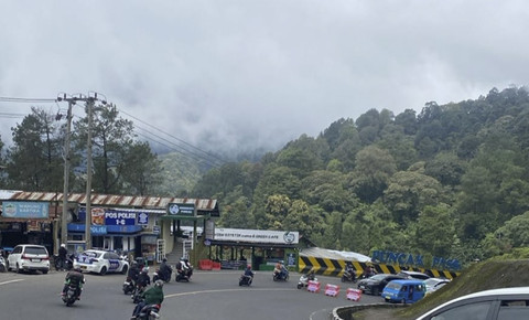 Arus kendaraan di kawasan wisata Puncak, Cipanas, Kabupaten Cianjur, Jawa Barat di lakukan buka tutup imbas pemberlakuan sistem satu arah dari Bogor menuju Cianjur, Selasa (1/4/2025). Foto: Dok. kumparan
