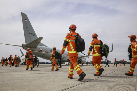 Personel Indonesia Search and Rescue (INASAR) berjalan menuju pesawat usai mengikuti upacara pemberangkatan di Lanud Halim Perdanakusuma, Jakarta, Selasa (1/4/2025). Foto: Dhemas Reviyanto/ANTARA FOTO