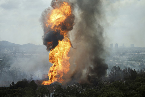 Api dan asap mengepul dari kebakaran setelah pipa gas yang dioperasikan oleh perusahaan energi negara Malaysia, Petronas, terbakar, di Puchong, Malaysia, Selasa (1/4/2025). Foto: Stringer/Reuters