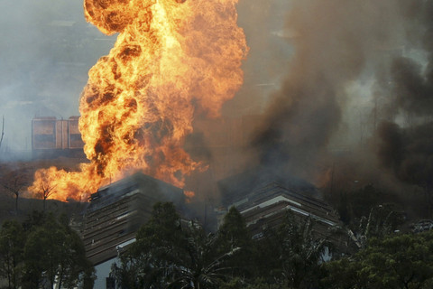 Api dan asap mengepul dari kebakaran setelah pipa gas yang dioperasikan oleh perusahaan energi negara Malaysia, Petronas, terbakar, di Puchong, Malaysia, Selasa (1/4/2025). Foto: Stringer/Reuters