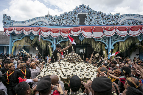Warga berebut gunungan usai didoakan di Masjid Agung pada perayaan Tradisi Grebeg Syawal di Keraton Kasunanan, Solo, Jawa Tengah, Selasa (1/4/2025). Foto: Mohammad Ayudha/ANTARA FOTO