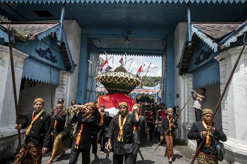 Abdi dalem Keraton membawa gunungan ke Masjid Agung pada perayaan Tradisi Grebeg Syawal di Keraton Kasunanan, Solo, Jawa Tengah, Selasa (1/4/2025). Foto: Mohammad Ayudha/ANTARA FOTO
