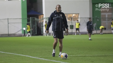 Pelatih Timnas U-17 Indonesia Nova Arianto saat latihan jelang Piala Asia di Arab Saudi, Senin (31/3/2025). Foto: Dok. PSSI