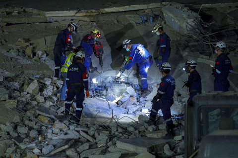 Petugas penyelamat China bekerja di lokasi bangunan yang runtuh, setelah gempa bumi yang kuat, di Mandalay, Myanmar, Senin (31/3/2025). Foto: Stringer/REUTERS