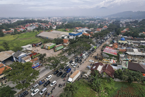 Foto udara sejumlah kendaraan terjebak kemacetan di Cicalengka, Kabupaten Bandung, Jawa Barat, Selasa (1/4/2025). Foto: Raisan Al Farisi/ANTARA FOTO