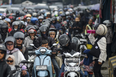 Sejumlah kendaraan terjebak kemacetan di Cicalengka, Kabupaten Bandung, Jawa Barat, Selasa (1/4/2025). Foto: Raisan Al Farisi/ANTARA FOTO