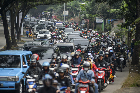 Sejumlah kendaraan terjebak kemacetan di Cicalengka, Kabupaten Bandung, Jawa Barat, Selasa (1/4/2025). Foto: Raisan Al Farisi/ANTARA FOTO