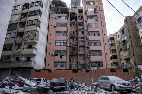 Sejumlah pria memeriksa lokasi serangan Israel terhadap sebuah bangunan di pinggiran selatan Beirut, Lebanon, Selasa (1/4/2025). Foto: Ibrahim AMRO/AFP