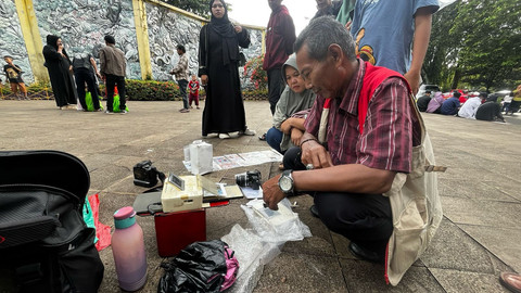 Abdul Aziz (66) Fotografer Komersil di Kebun Binatang Ragunan, Jakarta Selatan.  Foto: Rayyan Farhansyah/kumparan