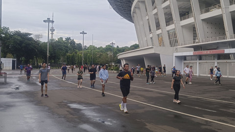 Sejumlah warga berolahraga saat libur Lebaran di kompleks Stadion Gelora Bung Karno, Jakarta, Selasa (1/4/2025). Foto: Thomas Bosco/kumparan