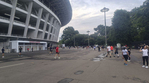 Sejumlah warga berolahraga saat libur Lebaran di kompleks Stadion Gelora Bung Karno, Jakarta, Selasa (1/4/2025). Foto: Thomas Bosco/kumparan