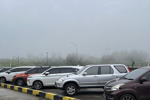 Suasana berkabut di rest area Tol Cisumdawu, Selasa (1/4/2025). Foto: M. Rizki/kumparan