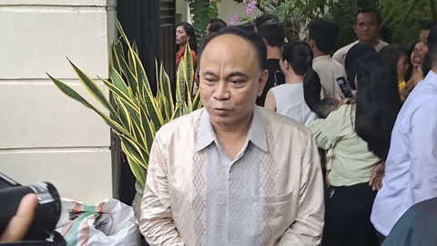 Menteri Koperasi Budi Arie menemui Presiden ke-7 Joko Widodo (Jokowi) pada Lebaran kedua dikediamannya Jalan Kutai Utara 1, Kelurahan Sumber, Kecamatan Banjarsari, Solo, Selasa (1/4/2025).   Foto: kumparan