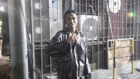 Wahyu (53), bekerja sebagai cosplayer di Kota Tua dengan berdandan menjadi Jenderal Sudirman, Jakarta Utara, Selasa (1/4/2025). Foto: Thomas Bosco/kumparan