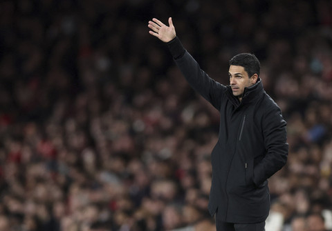 Pelatih Arsenal Mikel Arteta menyampaikan intruksi kepada pemainnya pada pertandingan Liga Inggris di Stadion Emirates, London, Inggris, Selasa (1/4/2025). Foto: David Klein/REUTERS