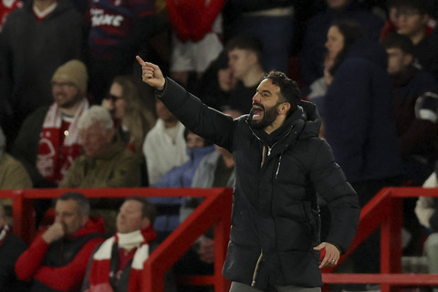Pelatih Manchester United Ruben Amorim menyampaikan intruksi kepada pemainnya pada pertandingan Liga Inggris di The City Ground, Nottingham, Inggris, Selasa (1/4/2025).  Foto: Andrew Boyers/Reuters