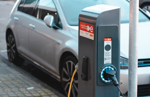 Ilustrasi Mobil Listrik di Bawah 100 Juta 2025    Sumber Unsplash/Ernest Ojeh