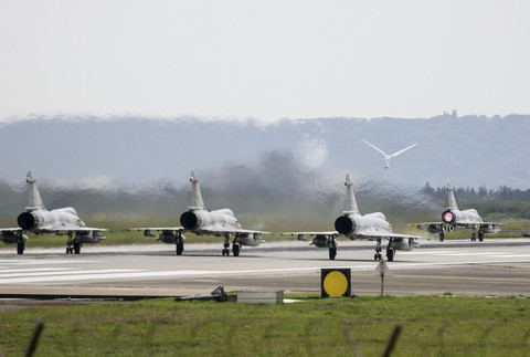 Jet tempur Mirage 2000 milik Angkatan Udara Taiwan bersiap lepas landas dari Pangkalan Udara Hsinchu di Hsinchu, Kamis (2/4/2025). Foto: I-HWA CHENG/AFP