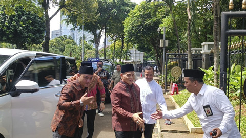 Wamenag Muhammad Syafi'i menghadiri open house Ketua MPR RI Ahamd Muzani di kediaman dinasnya di Jl. Widya Chandra III, Jakarta Selatan, Rabu (2/4/2025).  Foto: Zamachsyari/kumparan