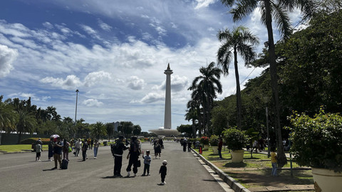 Sejumlah warga berwisata saat lebaran di kawasan Monumen Nasional (Monas), Jakarta, Rabu (2/4/2025). Foto: Rayyan Farhansyah/kumparan