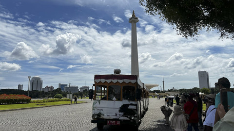 Sejumlah warga berwisata saat lebaran di kawasan Monumen Nasional (Monas), Jakarta, Rabu (2/4/2025). Foto: Rayyan Farhansyah/kumparan
